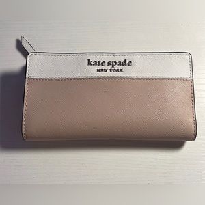 Kate Spade wallet
excellent condition like new! Cameron Stacy Lg. Bifold Wallet